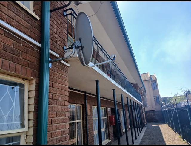 2 BEDROOM FLAT TO LET IN KEMPTON PARK CENTRAL